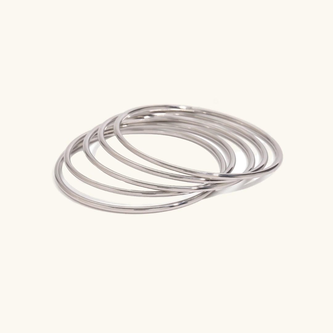Deslumbrante juego de pulseras apilables de oro