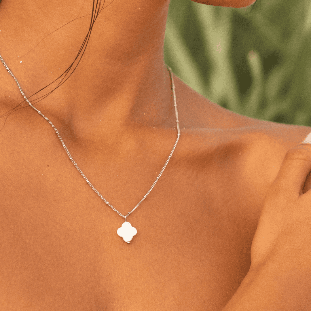 Collar con colgante de azulejo de verano