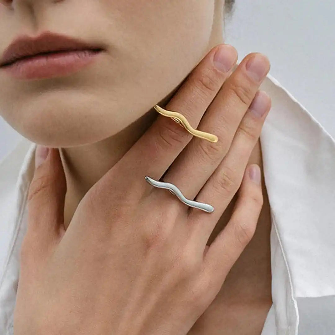 Anillo minimalista de rama dorada