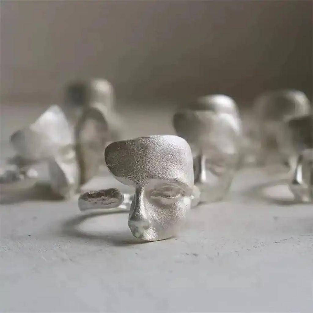 Anillo ajustable de cara abstracta plateado