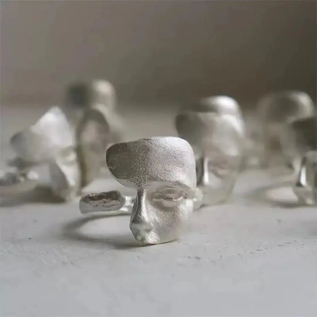 Anillo ajustable de cara abstracta plateado