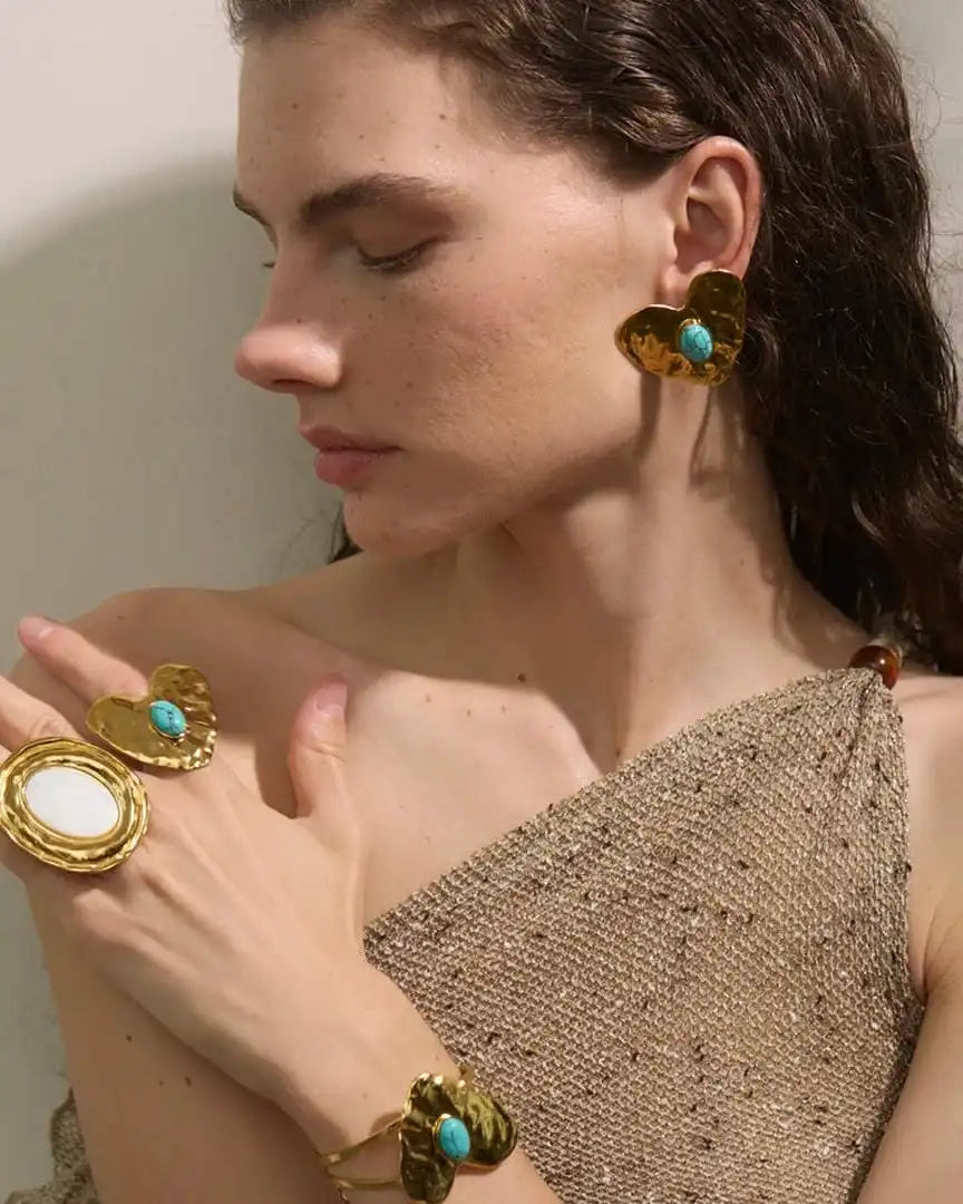 Juego de pendientes, anillo y pulsera de oro con incrustaciones de turquesa en forma de corazón, estilo vintage