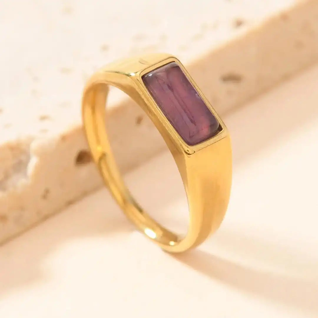 Anillos de oro con piedras preciosas rectangulares elegantes