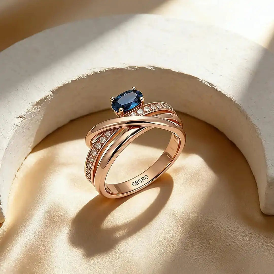 Anillo vintage de oro rosa con circonitas cúbicas azules y forma de cruz