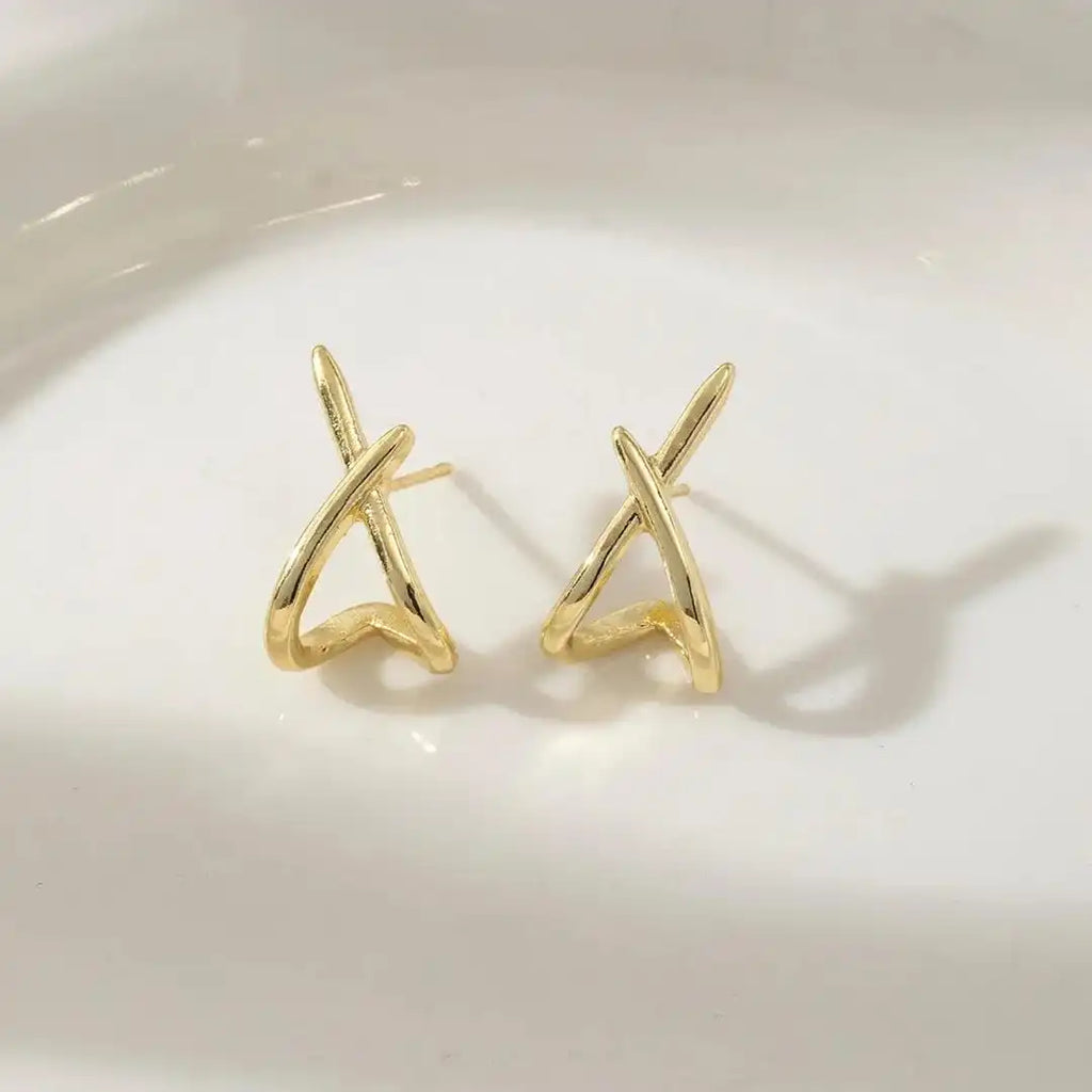 Pendientes de oro atemporales con cruz