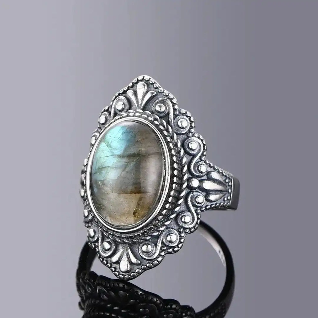 Anillo Ovalado Ornamentado de Plata Clásico