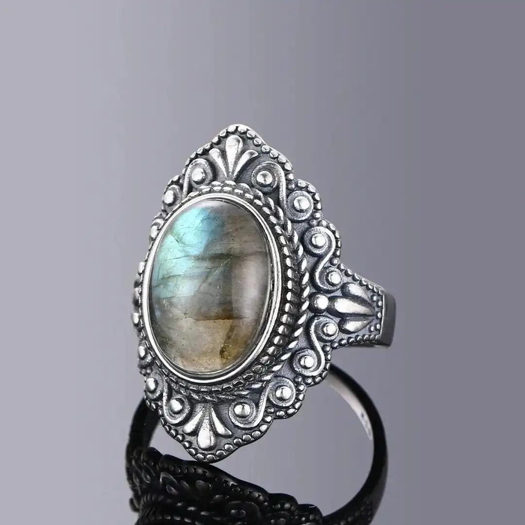Anillo Ovalado Ornamentado de Plata Clásico