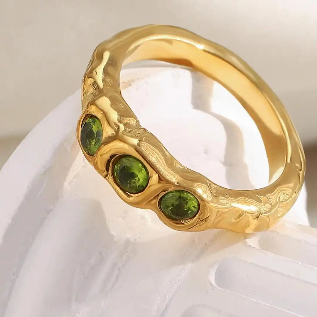 Anillo vintage de piedras preciosas con incrustaciones doradas
