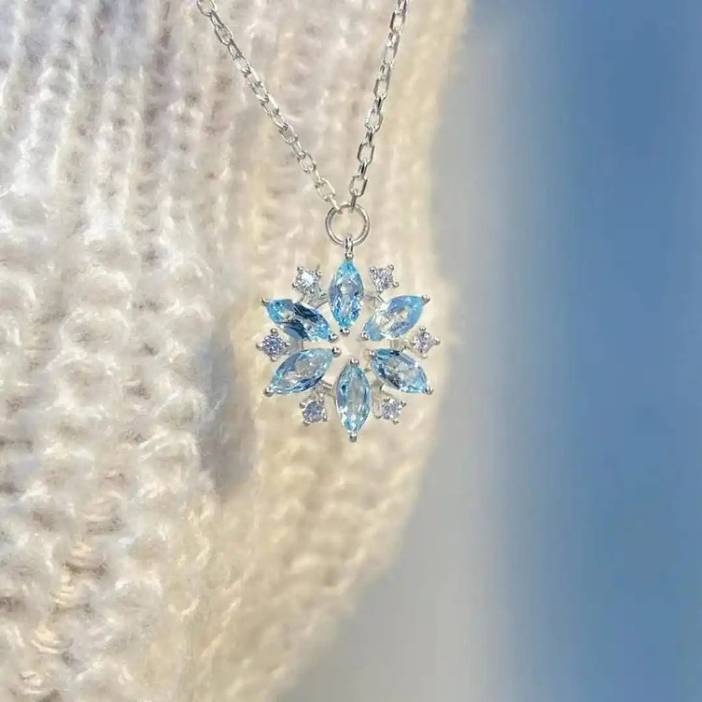 Collar con colgante de flor azul copo de nieve blanco dorado