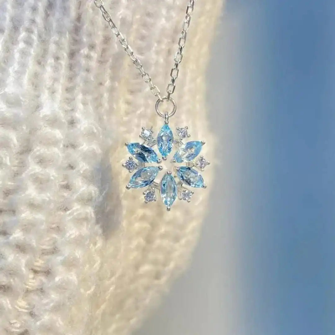Collar con colgante de flor azul copo de nieve blanco dorado
