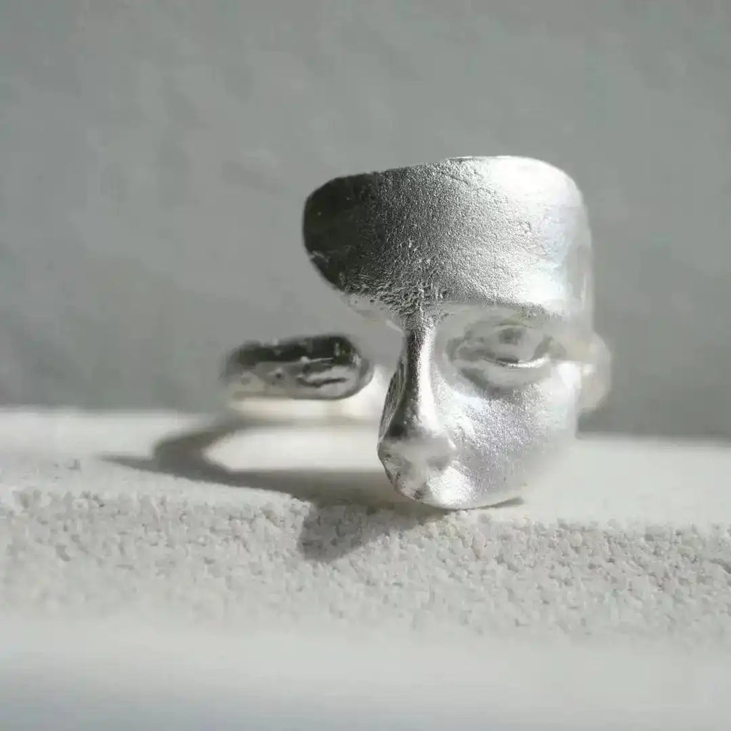 Anillo ajustable de cara abstracta plateado