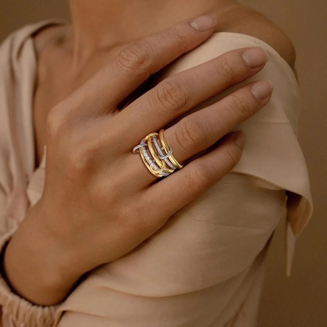 Elegante Anillo de Oro con Cristales Apilados