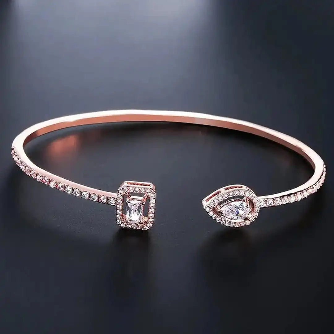 Pulsera de puño abierto con dos piedras de oro