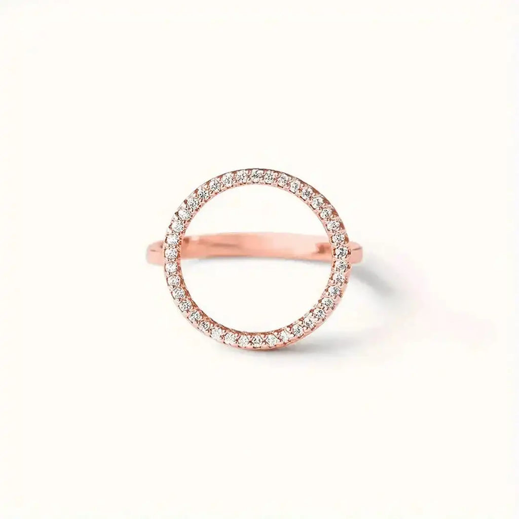 Anillo de circonita cúbica con forma de círculo redondo