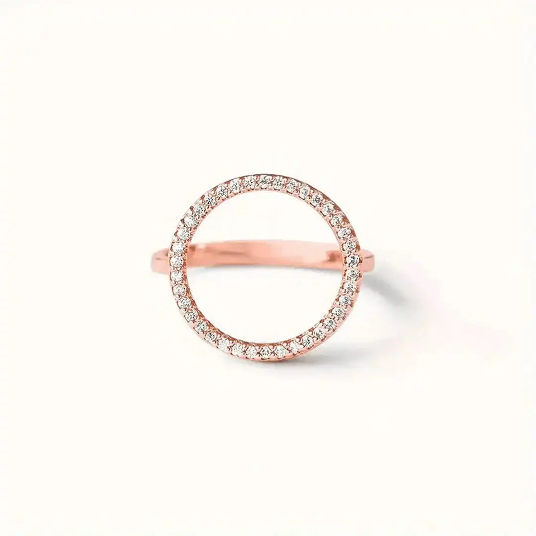 Anillo de circonita cúbica con forma de círculo redondo