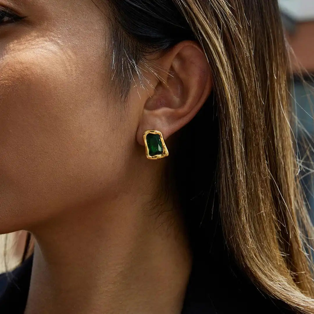 Pendientes cuadrados de circonita de oro atemporales