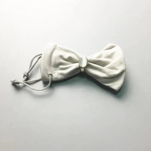 Anillo llamativo ajustable con cabujón blanco plateado