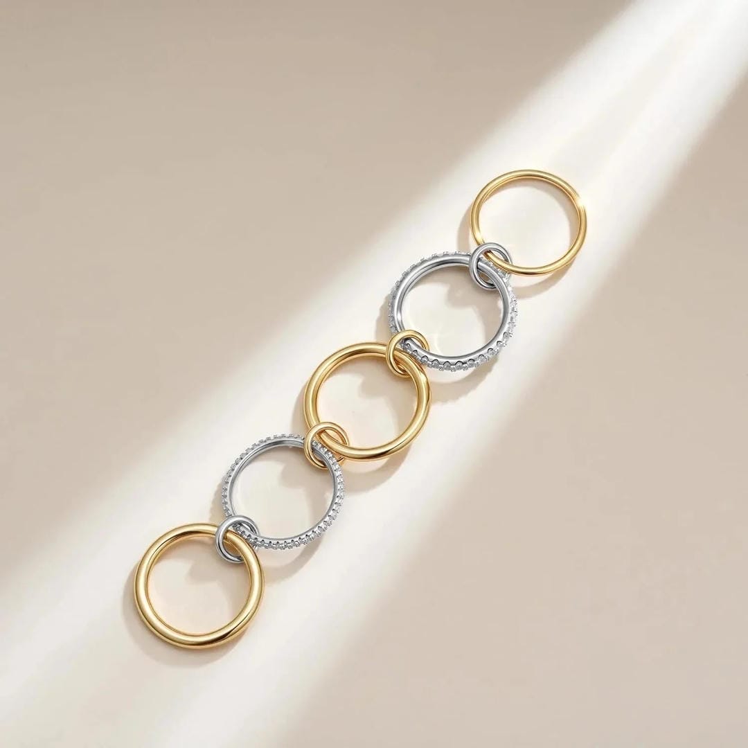 Elegante Anillo de Oro con Cristales Apilados