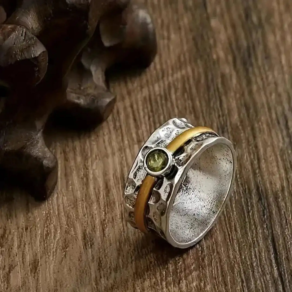 Anillo de plata y oro martillados con peridoto