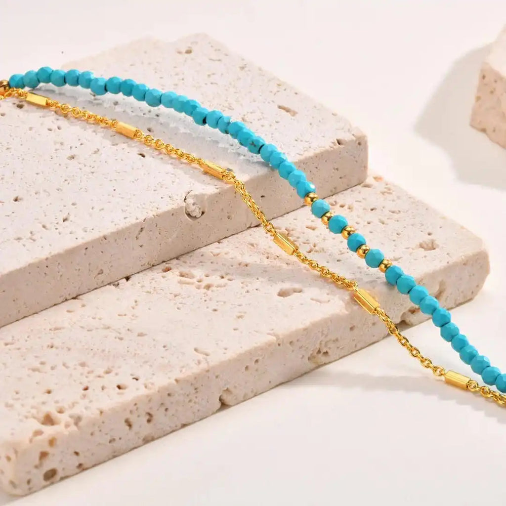 Pulsera de turquesa con doble cadena de oro, estilo atemporal