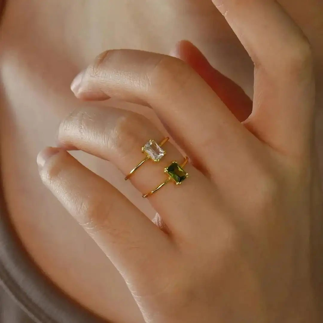 Anillo dorado ajustable y delicado con gema de colores
