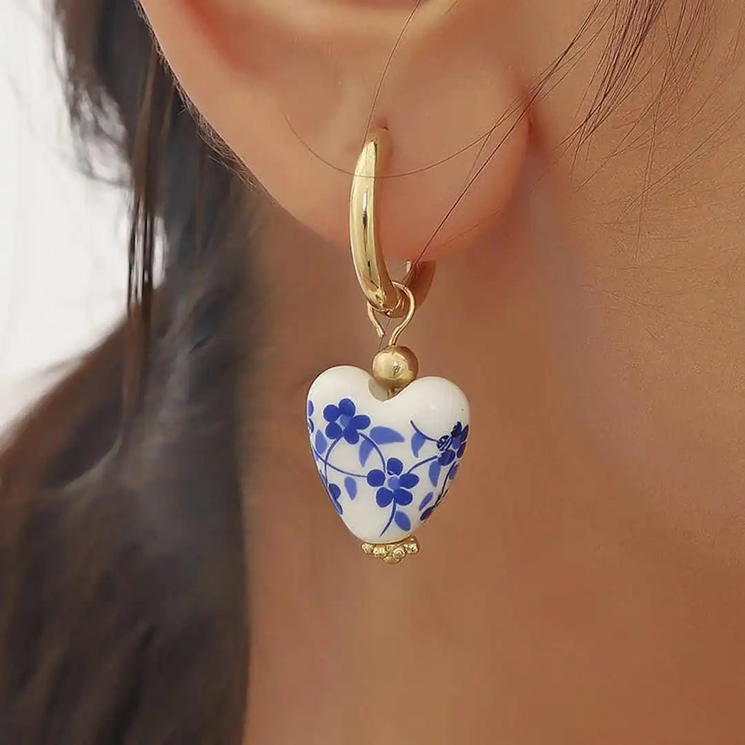 Pendientes clásicos de corazón de porcelana dorada