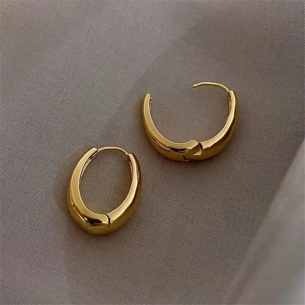 Aretes clásicos de aro dorados