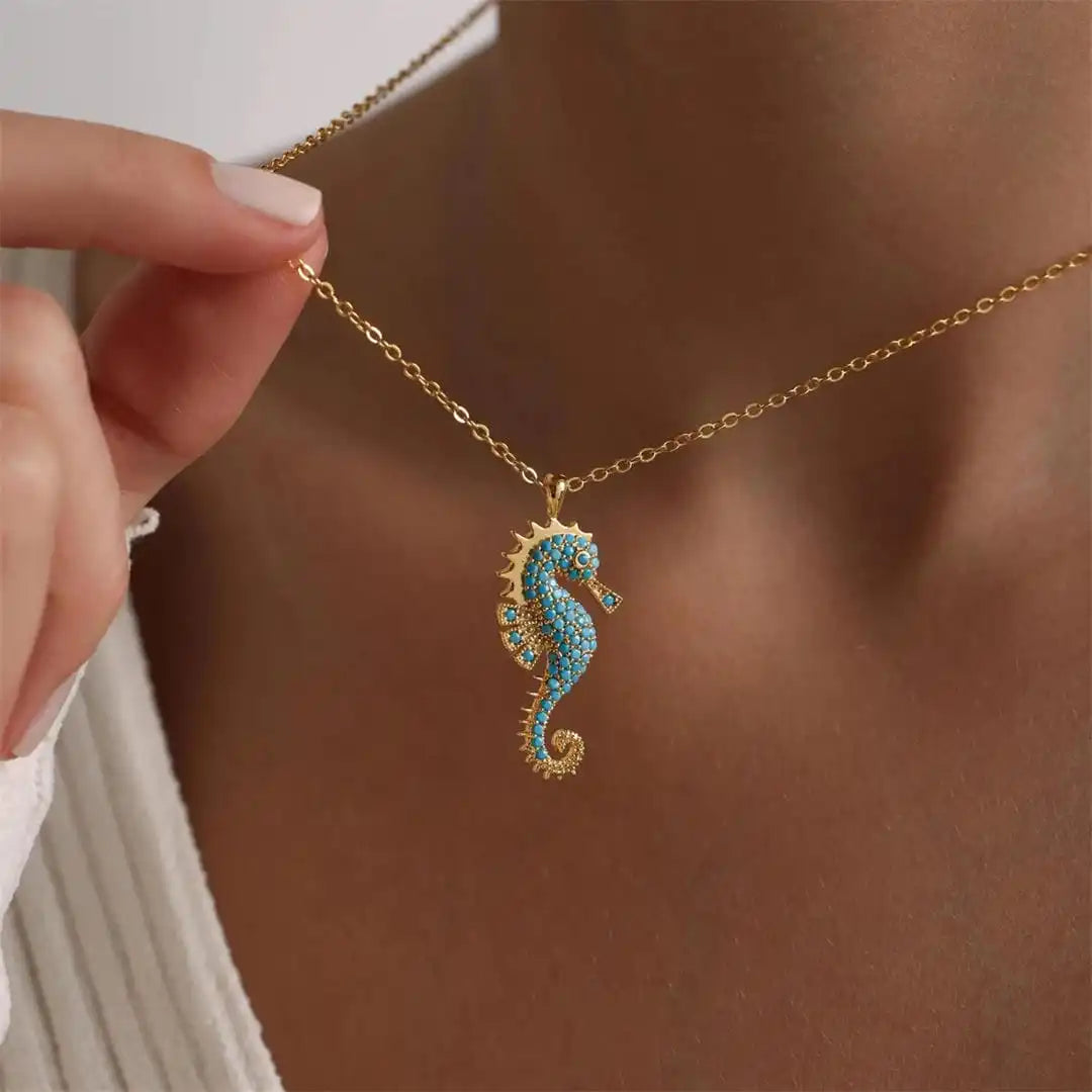 Collar con colgante de caballito de mar dorado y turquesa