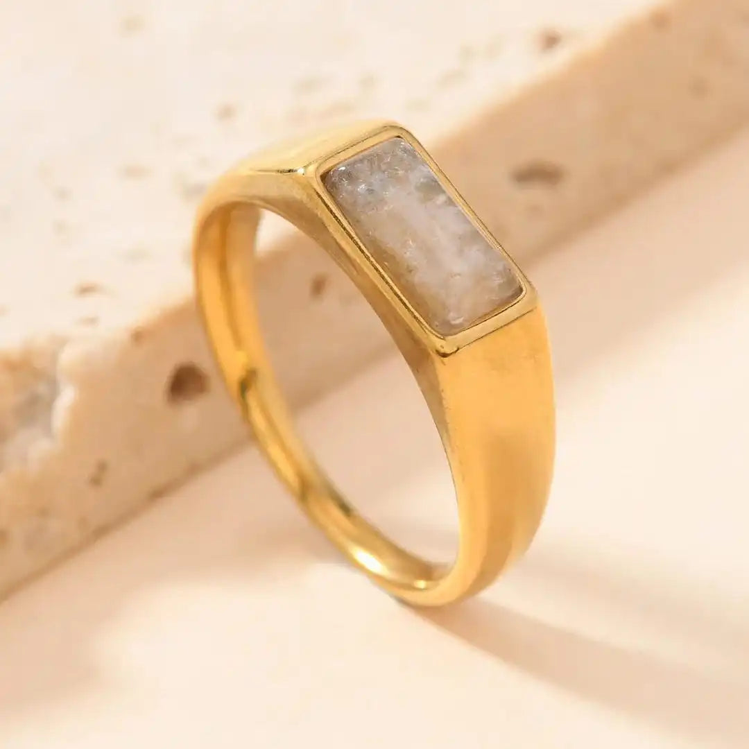 Anillos de oro con piedras preciosas rectangulares elegantes