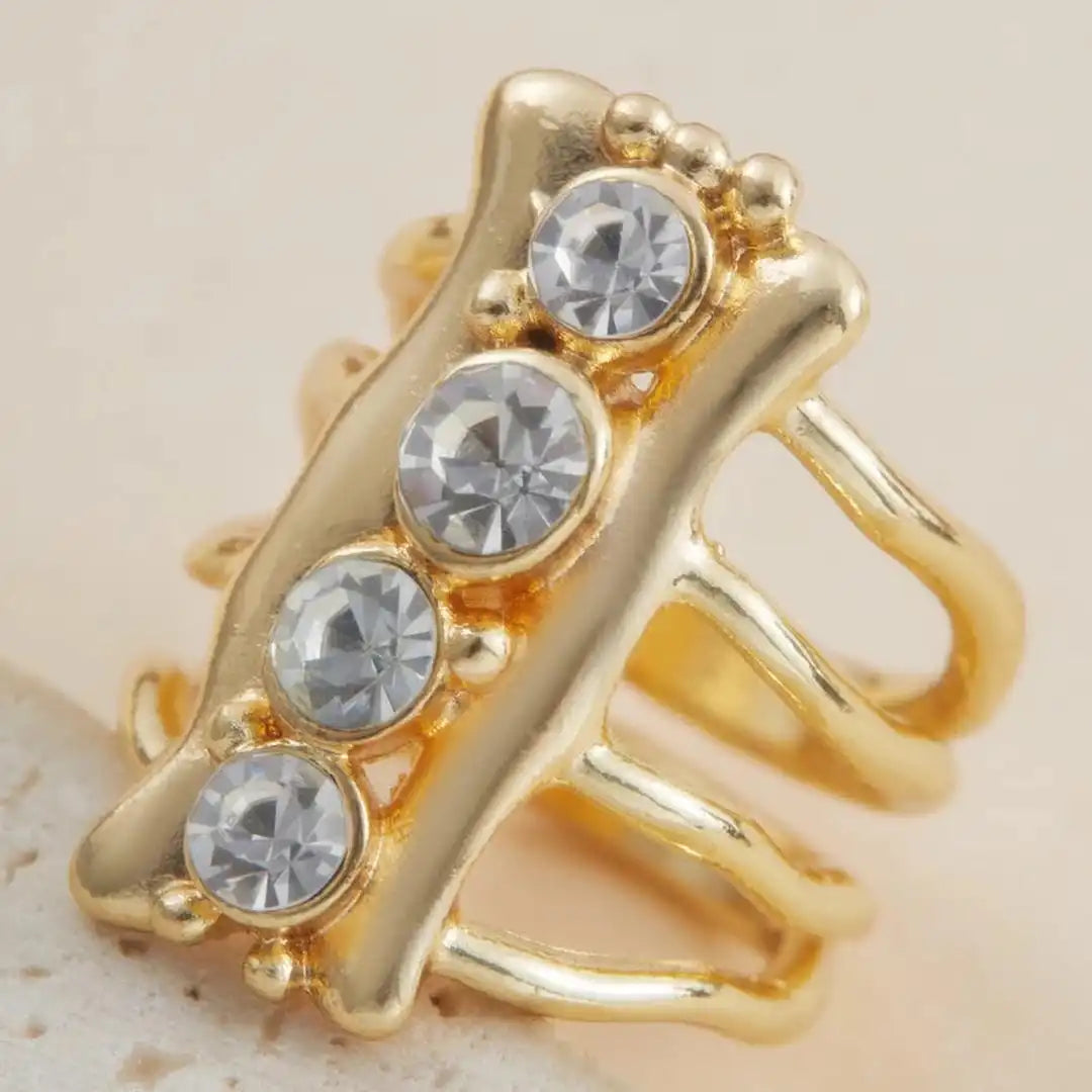Anillo de oro refinado con cristales y múltiples bandas