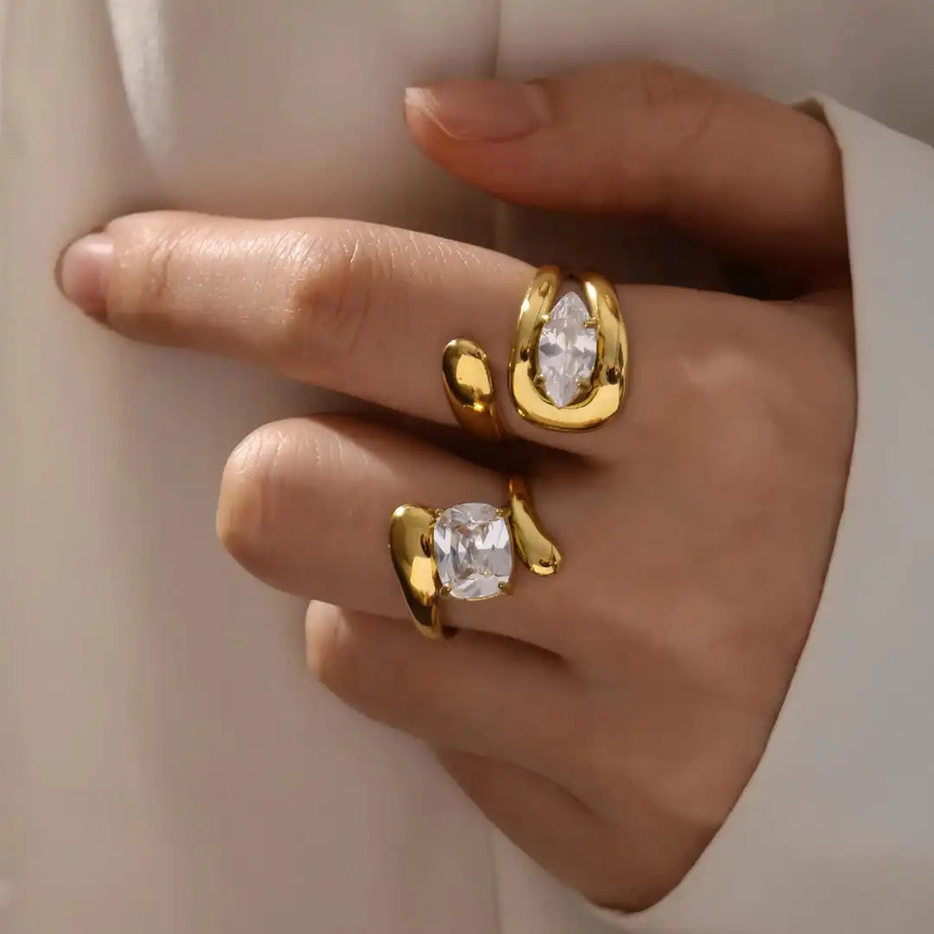 Anillo de circonita "Gota de Agua" de oro atemporal