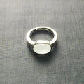 Anillo llamativo ajustable con cabujón blanco plateado