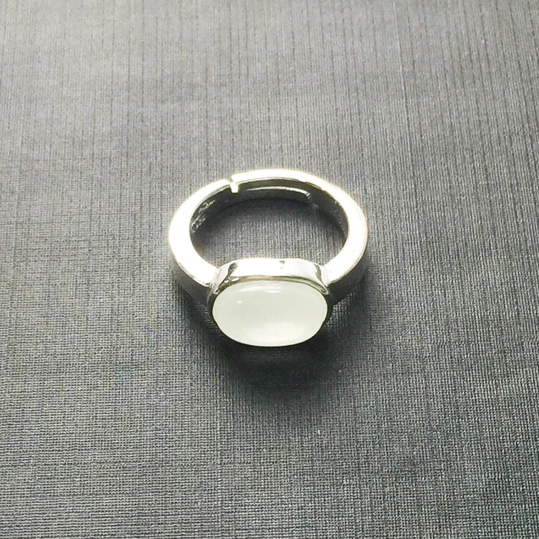 Anillo llamativo ajustable con cabujón blanco plateado