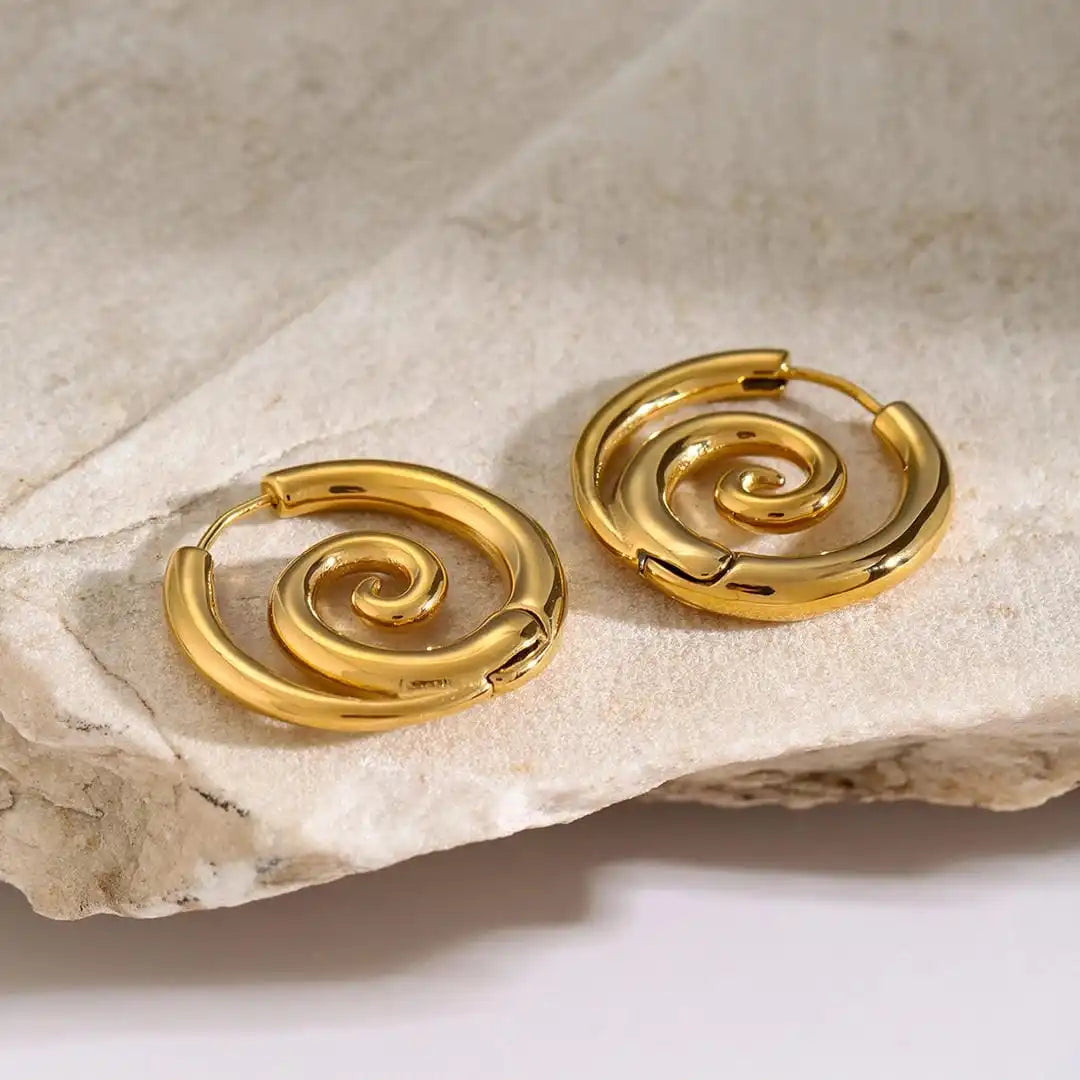 Pendientes atemporales de espiral dorada