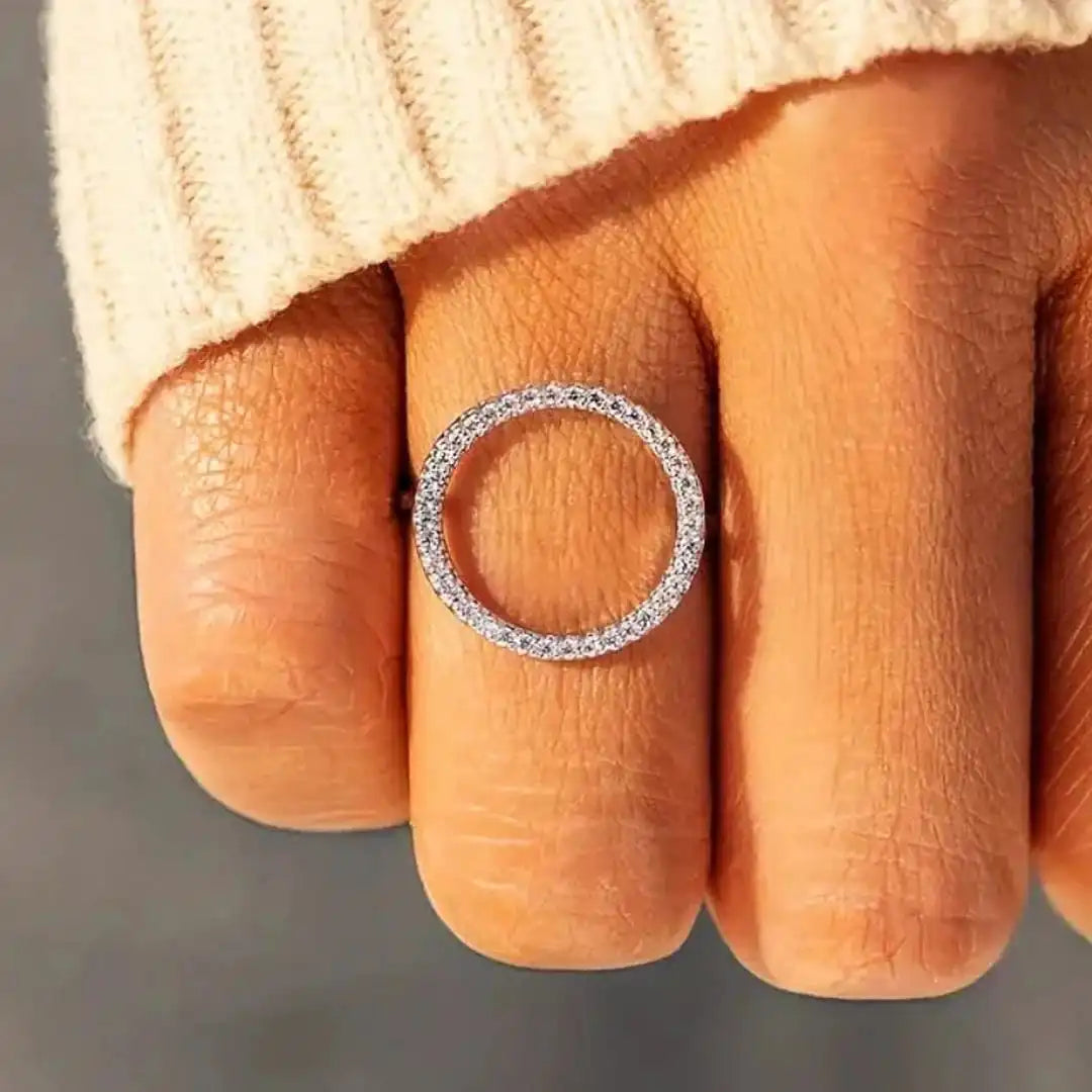 Anillo de circonita cúbica con forma de círculo redondo