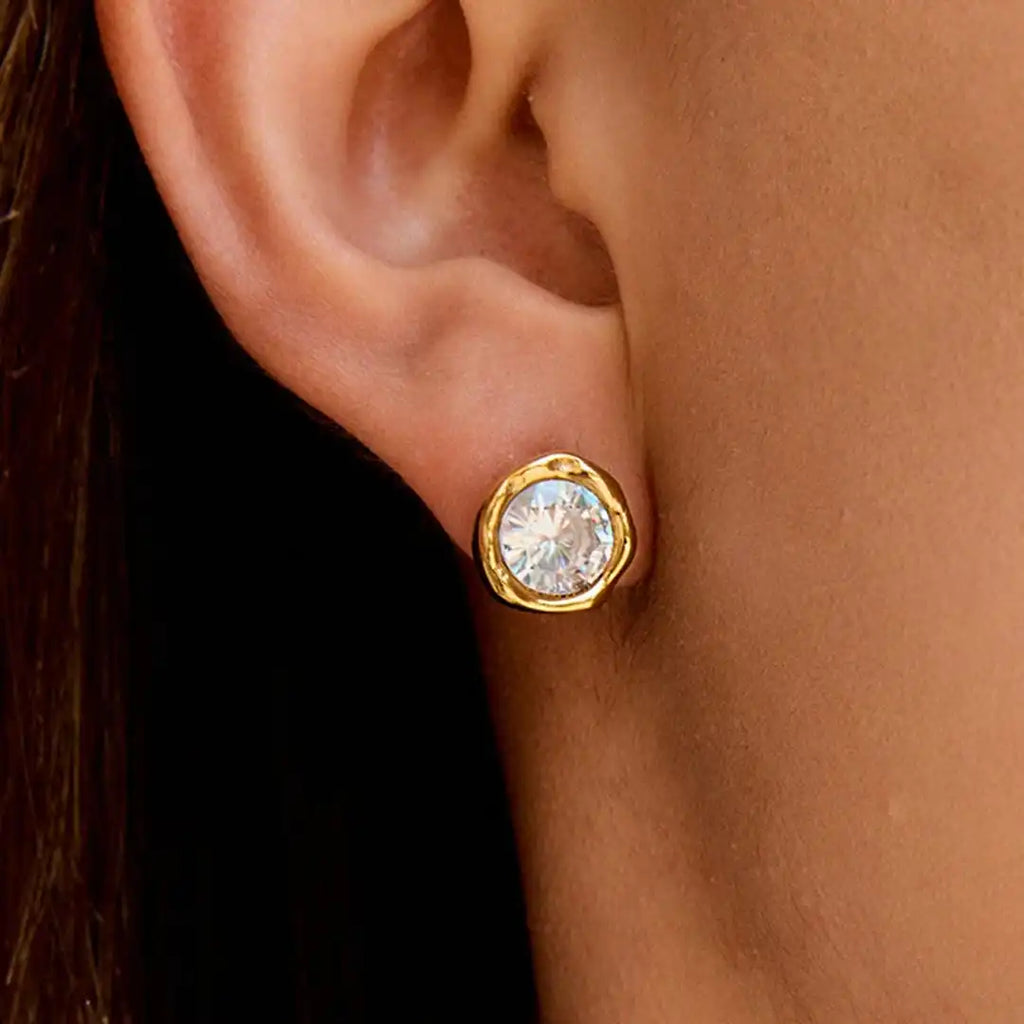 Pendientes de circonita redonda de oro atemporal