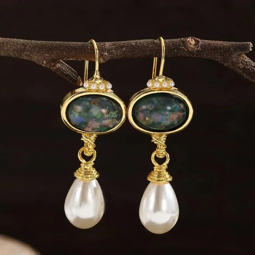Pendientes de perlas y piedra negra de geometría