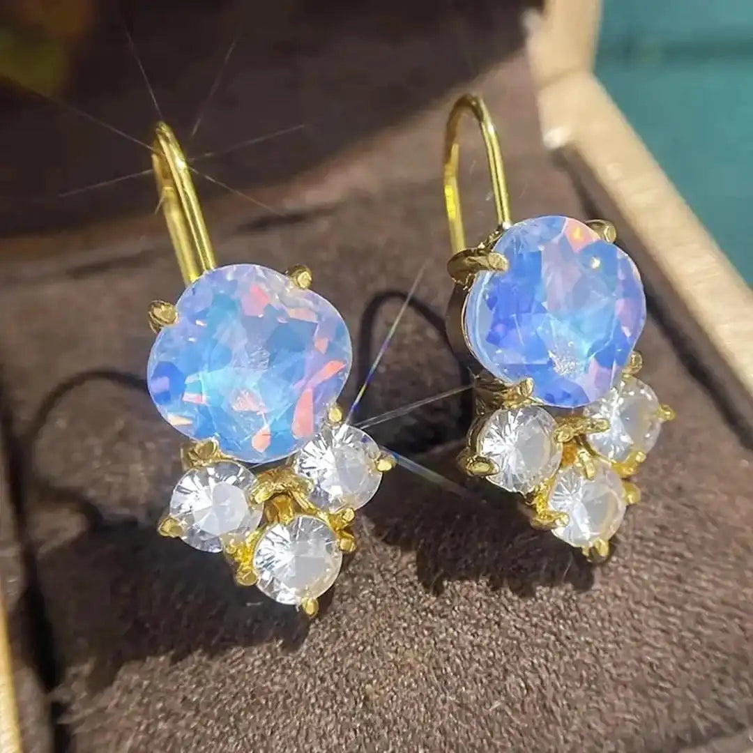 Pendientes atemporales de circonitas arcoíris bañados en oro
