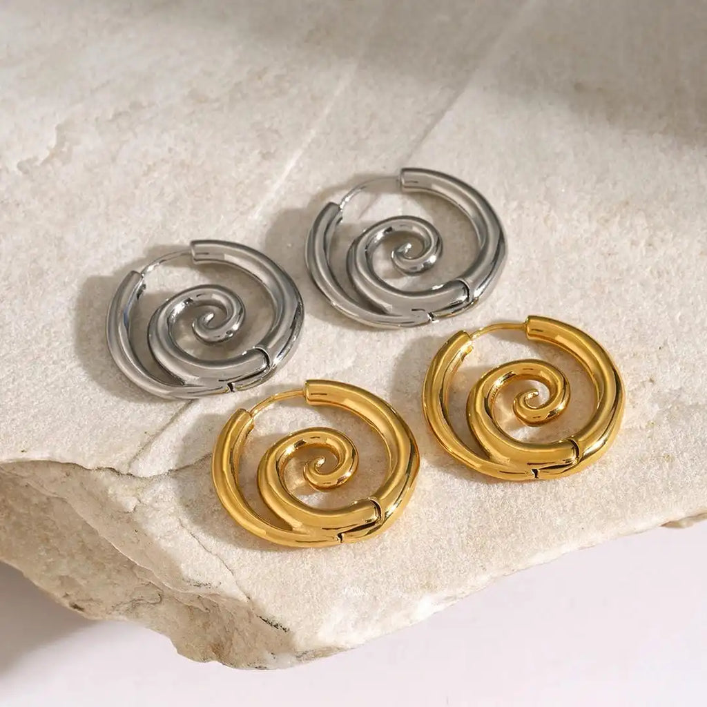 Pendientes atemporales de espiral dorada