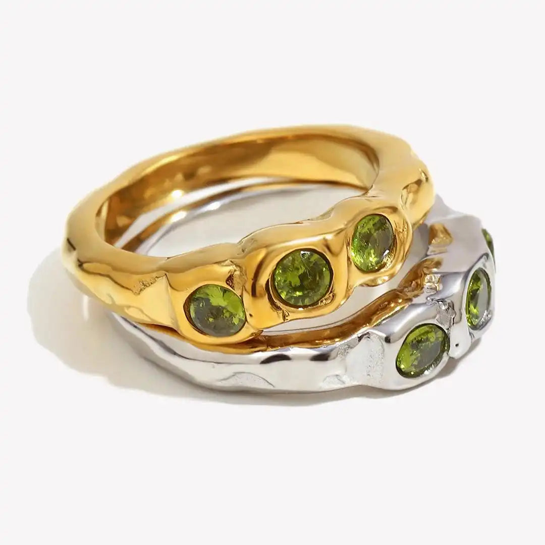 Anillo vintage de piedras preciosas con incrustaciones doradas
