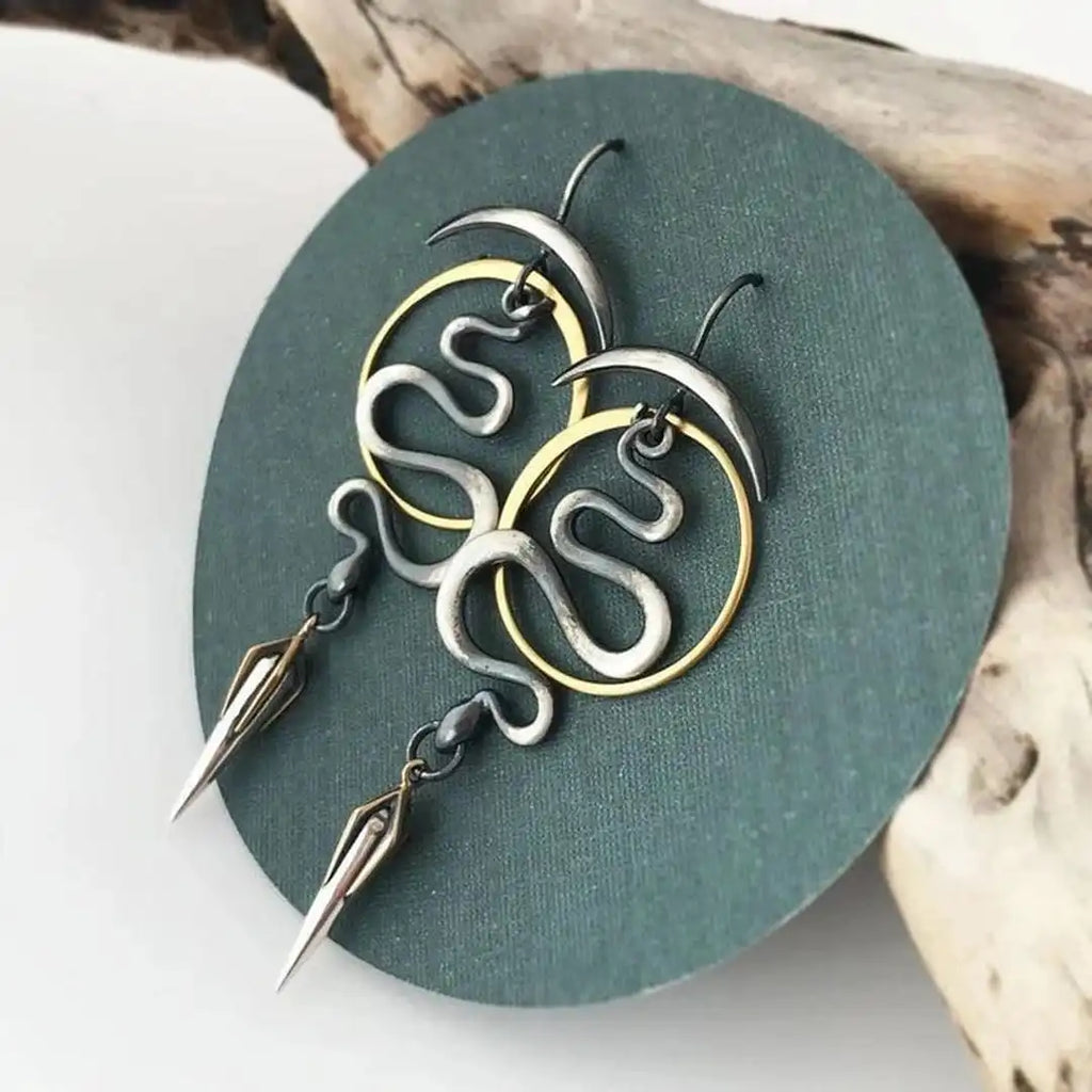 Pendientes largos de serpiente en metales mixtos clásicos
