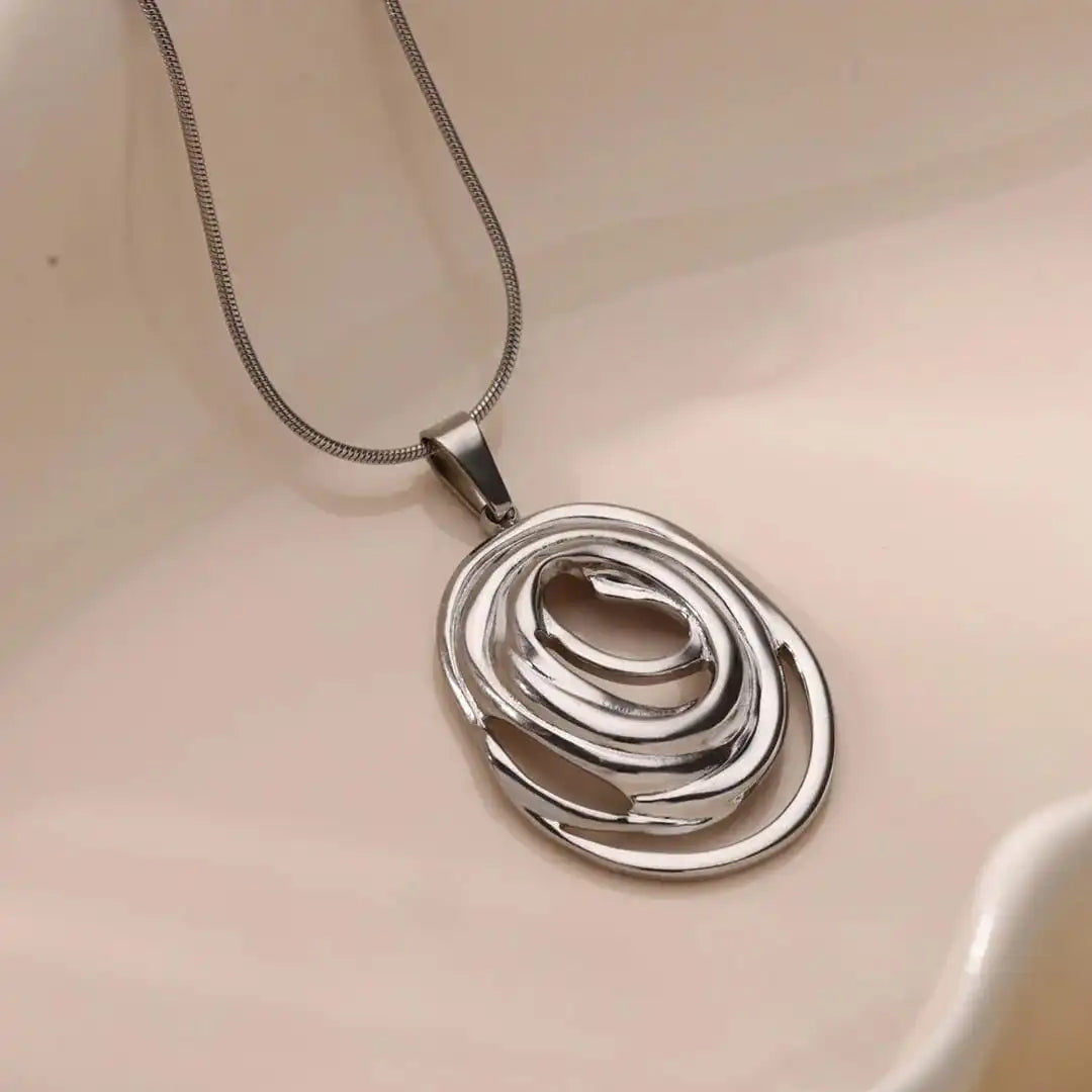 Collar oval geométrico hueco en oro y plata