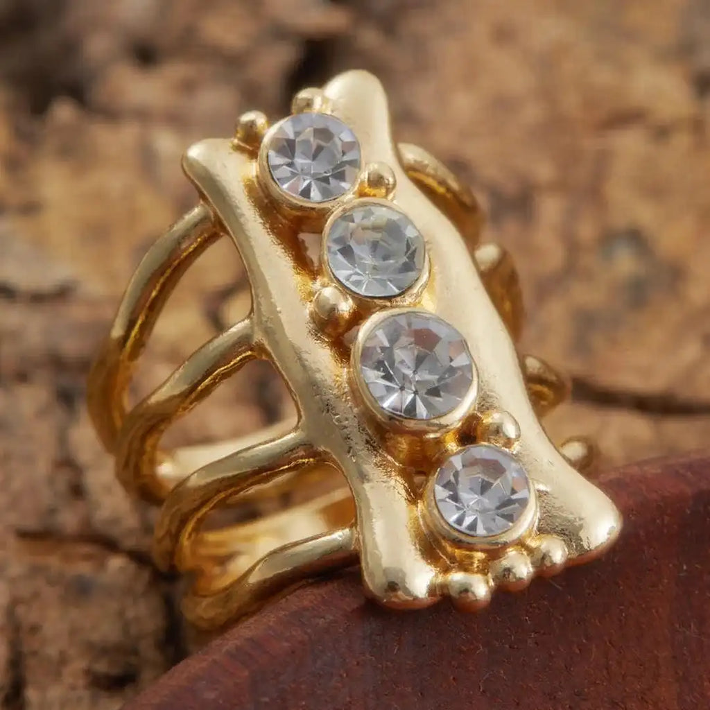 Anillo de oro refinado con cristales y múltiples bandas