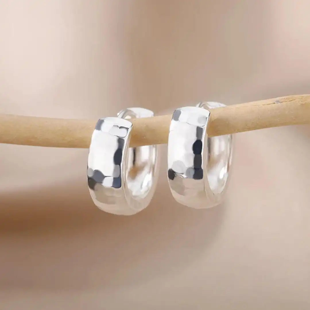 Pendientes de aro atemporales de oro escultural