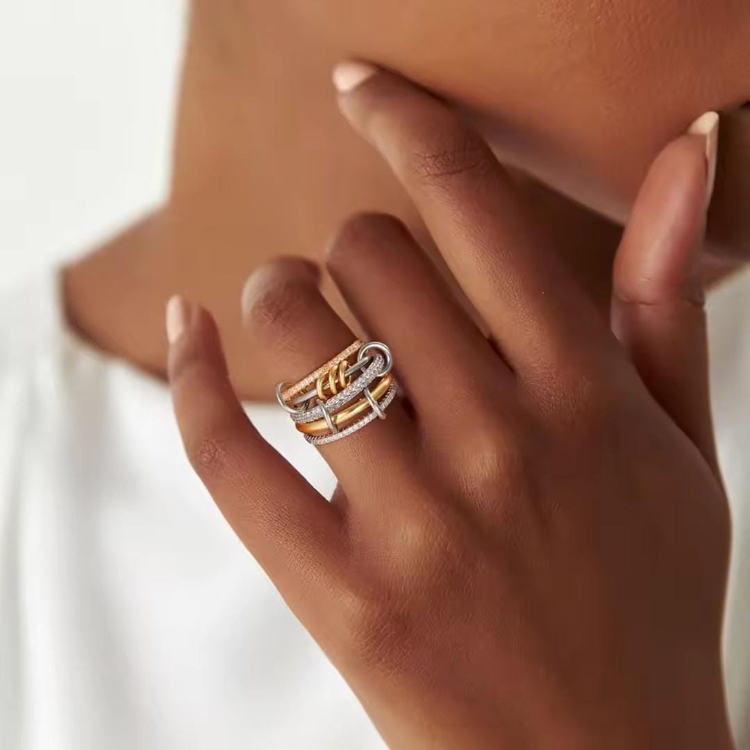 Elegante Anillo Llamativo de Cristales Apilados