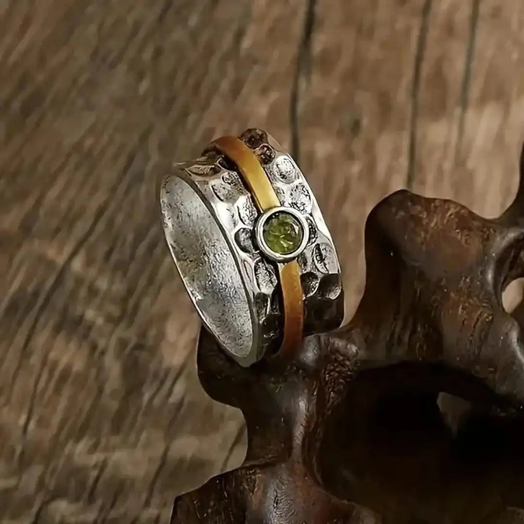 Anillo de plata y oro martillados con peridoto