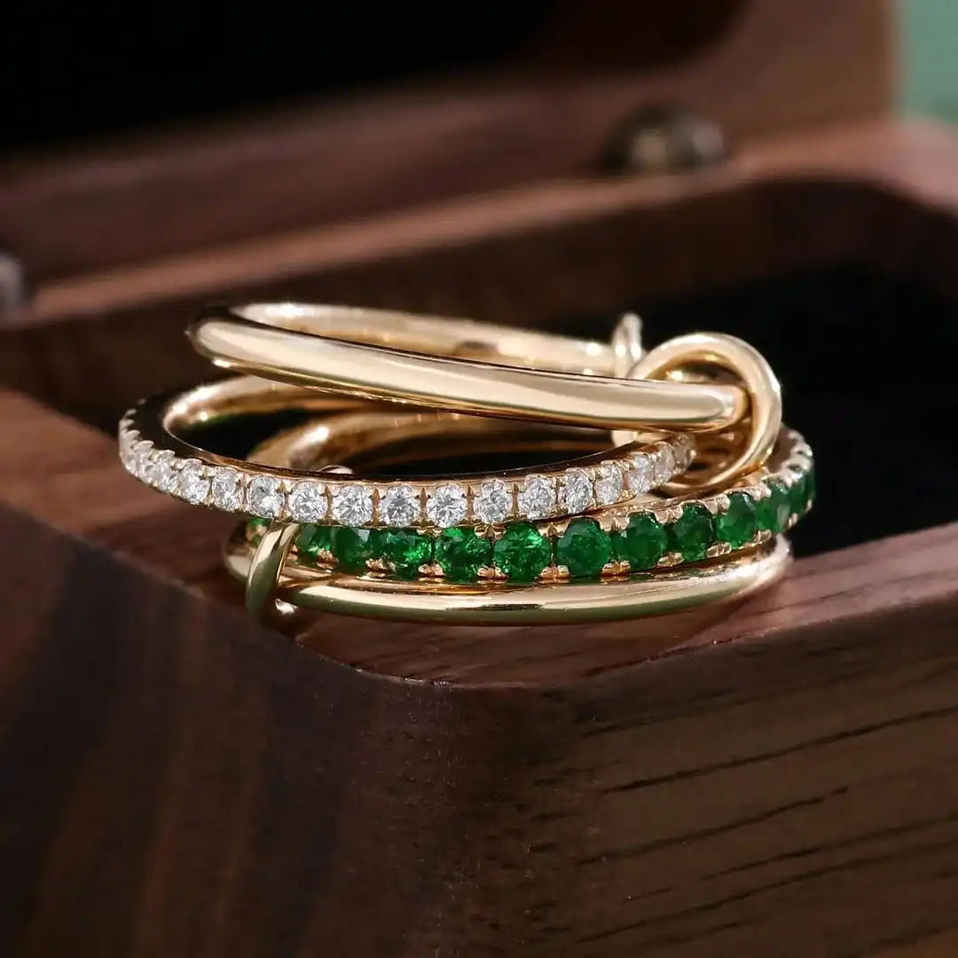 Anillo de oro rosa apilable de cristales brillantes
