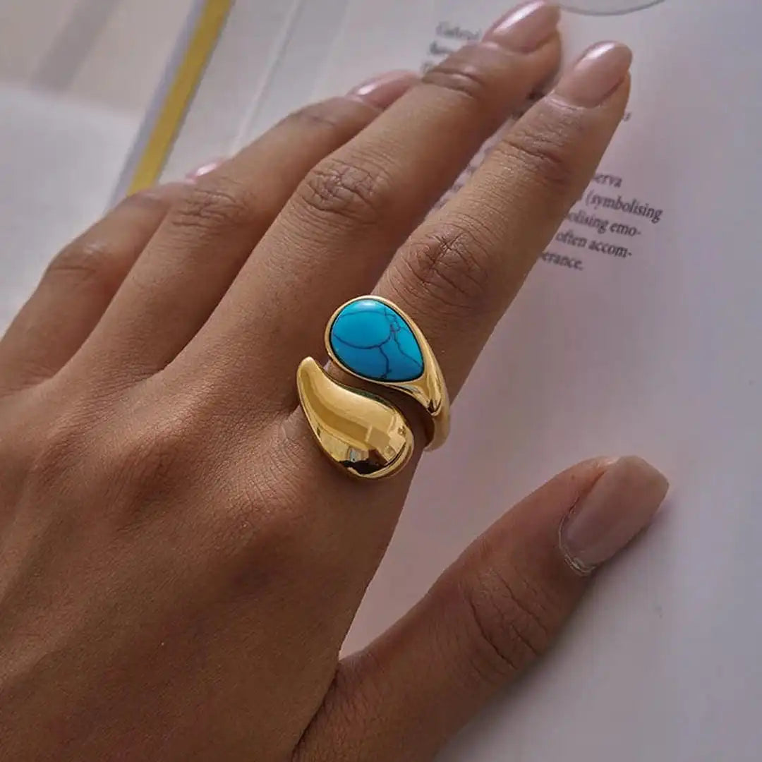 Anillo ajustable con piedra turquesa en forma de lágrima y baño de oro