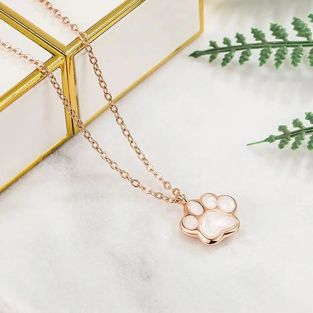 Collar de oro rosa con dije de pata