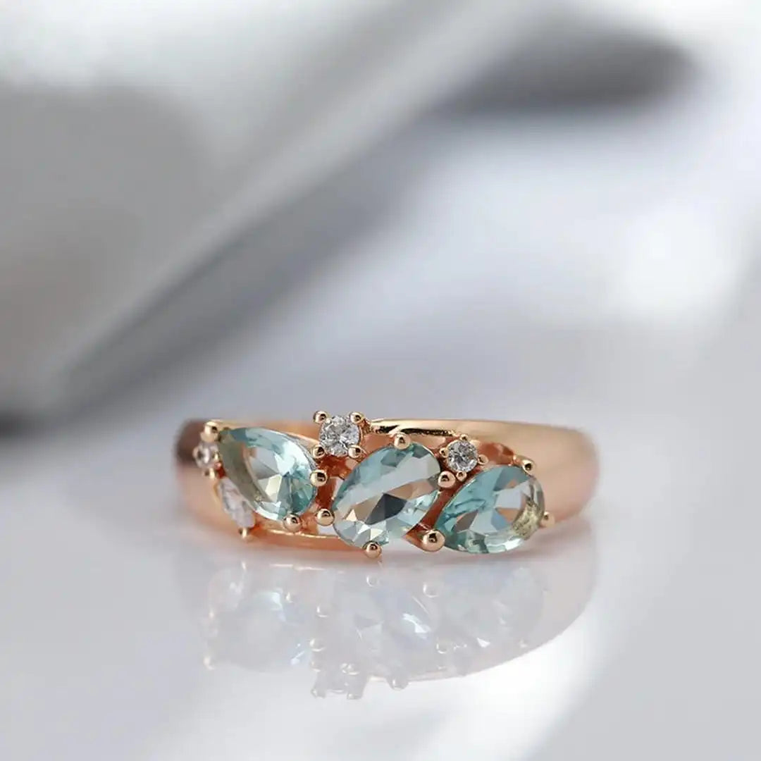 Anillo de oro rosa vintage con circonita azul